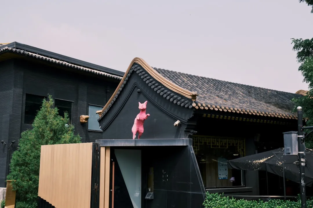 护眼灯与无影灯在教室照明中的应用对比：哪种方案更适合中小学黑板区
