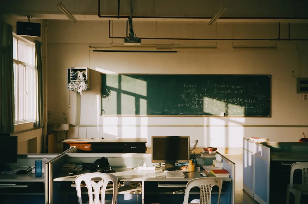 中小学教室照明改造中黑板灯配光设计的技术要点正文配图 1